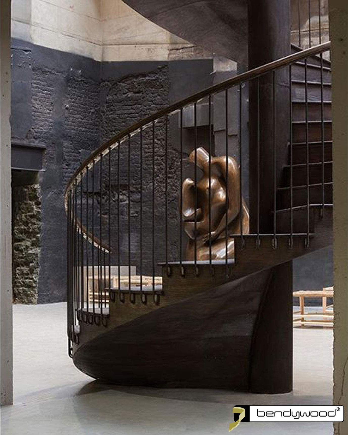 Corrimano rettangolari in faggio Bendywood® su una scala a chiocciola