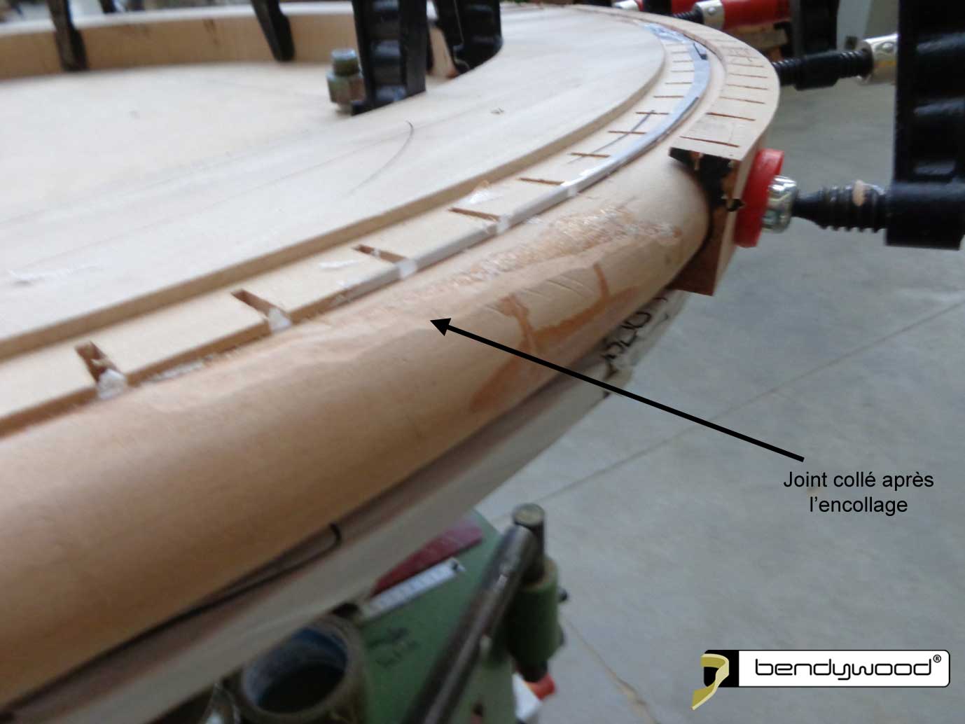Joint collé après l'encollage - Lustre en Bendywood®