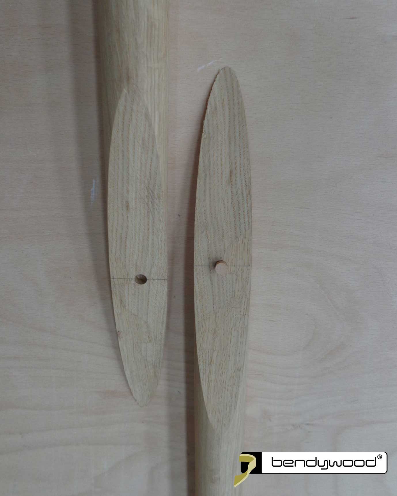 Corrimano Bendywood® tagliato a 9° e tassello di posizionamento per l'incollaggio
