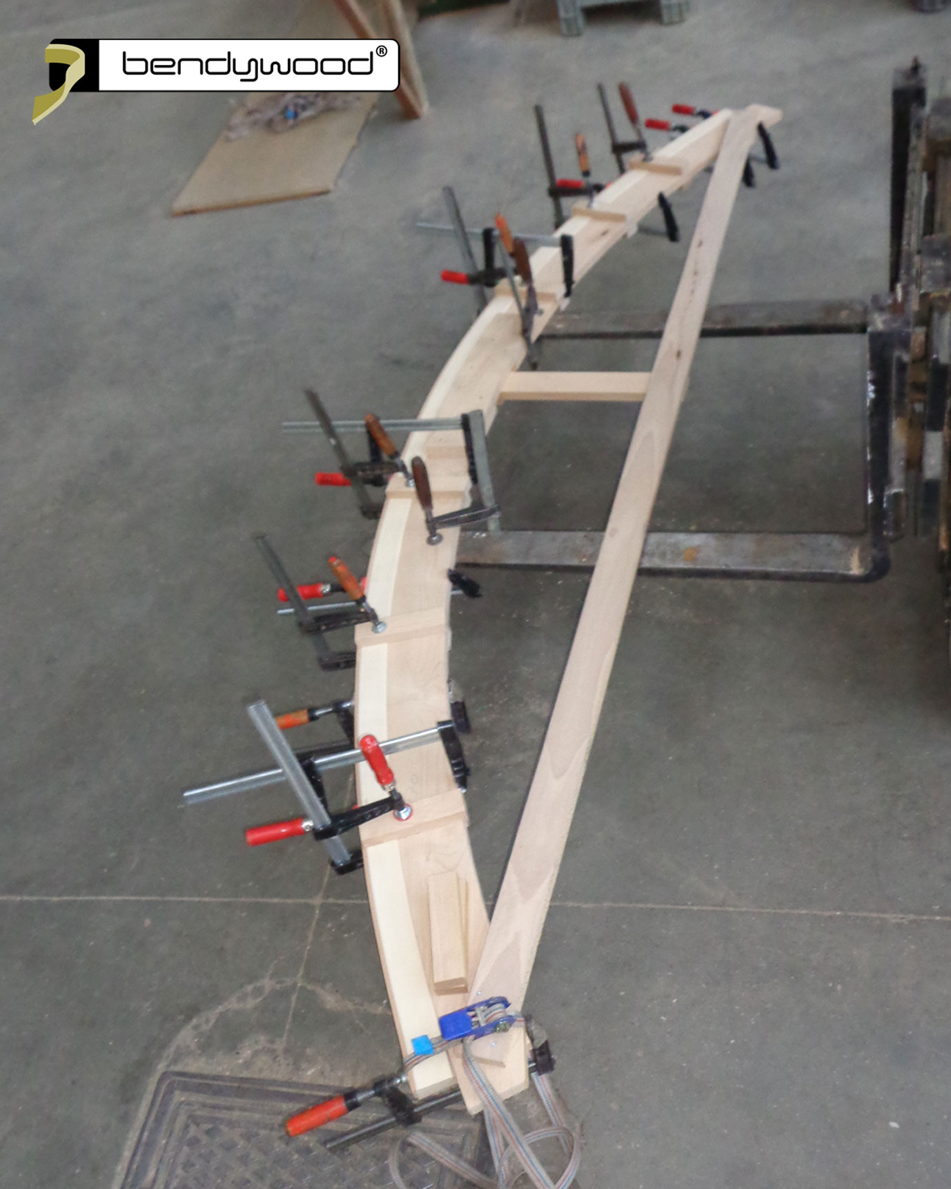 Dima per piegare un profilo in Bendywood® frassino 60x25x2600 mm per una panca ad arco.