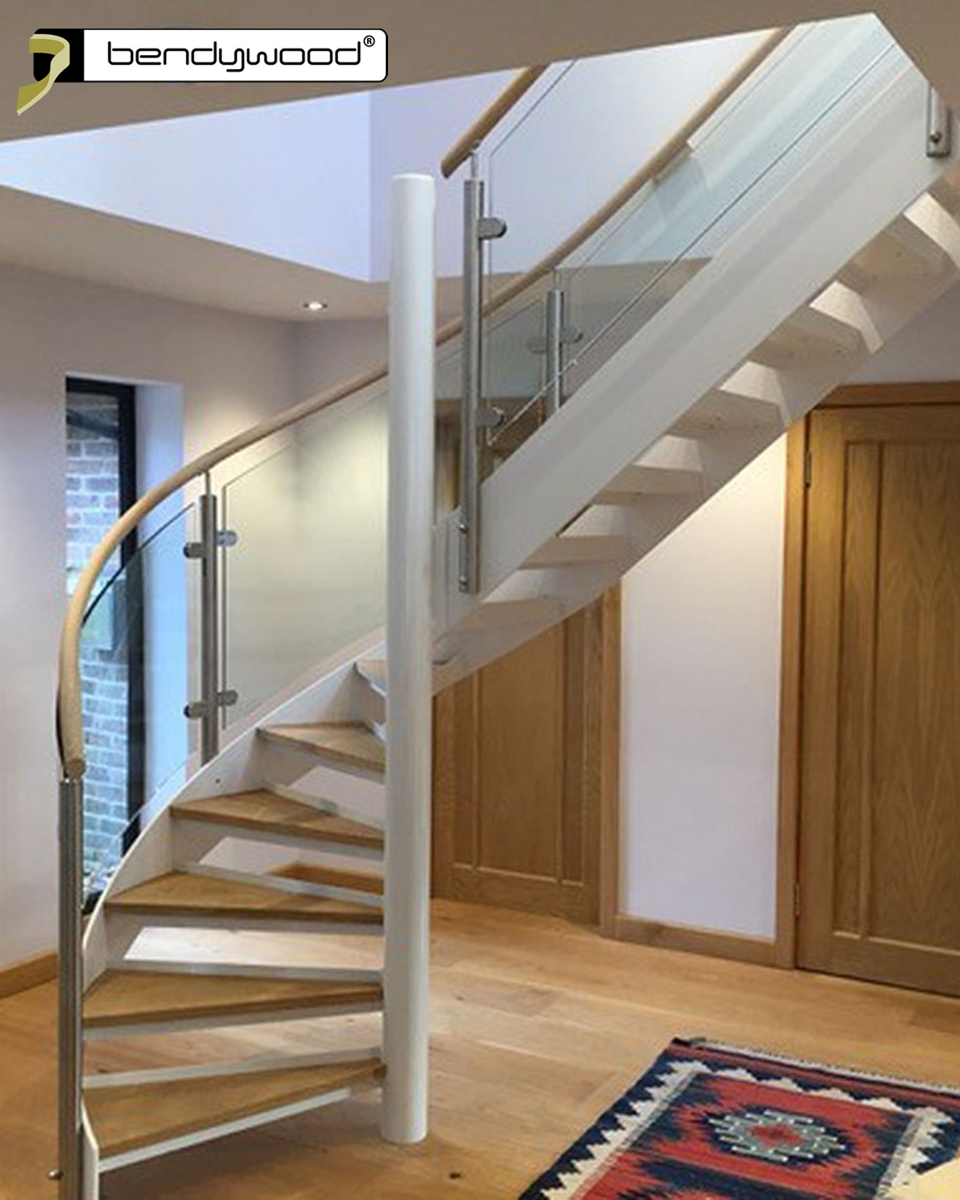 Corrimano rotondo ø42 mm in rovere Bendywood® per una scala curva