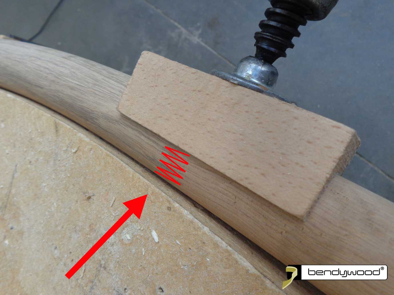 Legno pressore di faccia alle giunte normali a pettine